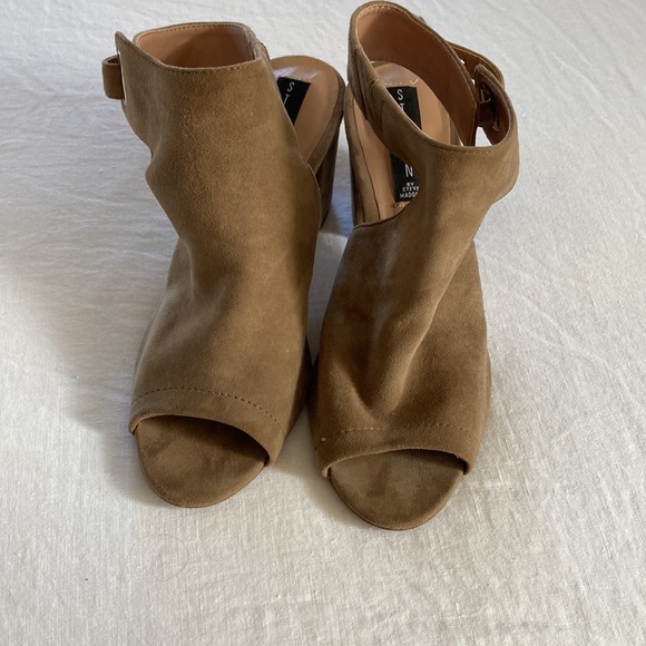 Steve Madden tan suede sandals in size 7 1/2. - Picture 2 of 8